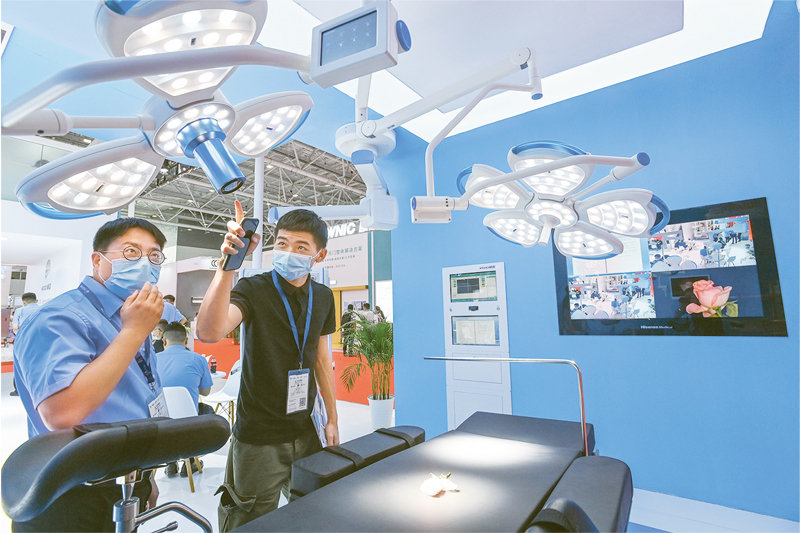 数字技术极大拓展人们的生活半径,深度融入群众生产生活的方方面面,在便利城乡居民生活、优化公共服务能力水平、促进脱贫攻坚事业发展等方面提供了有力支撑。图为2020年9月19日,在广东深圳举行的第21届全国医院建设大会暨中国国际医院建设、装备及管理展览会上,观众了解数字一体化手术室设备。 新华社记者 刘大伟/摄