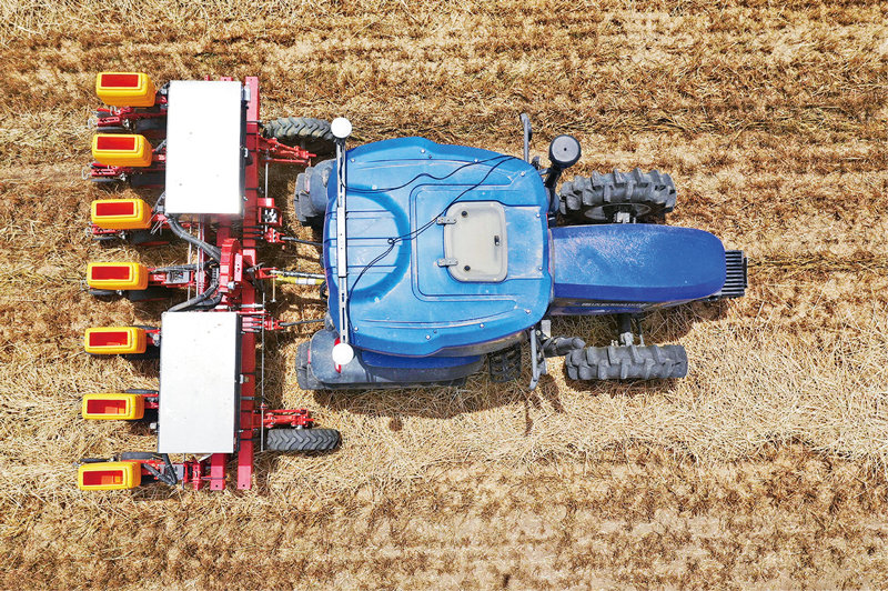 “十三五”时期,“天眼”望天、“蛟龙”探海、超级计算机竞逐榜首,北斗导航全球组网,5G网络加速成型,数字经济占GDP比重超三成,创新驱动发展成果与广阔的应用场景交汇融合,支撑我国经济高质量发展取得新成效。图为2020年5月26日,在河南省邓州市小杨营镇安众村,加装有北斗导航系统的拖拉机在无人驾驶状态下播种。 新华社记者 冯大鹏/摄